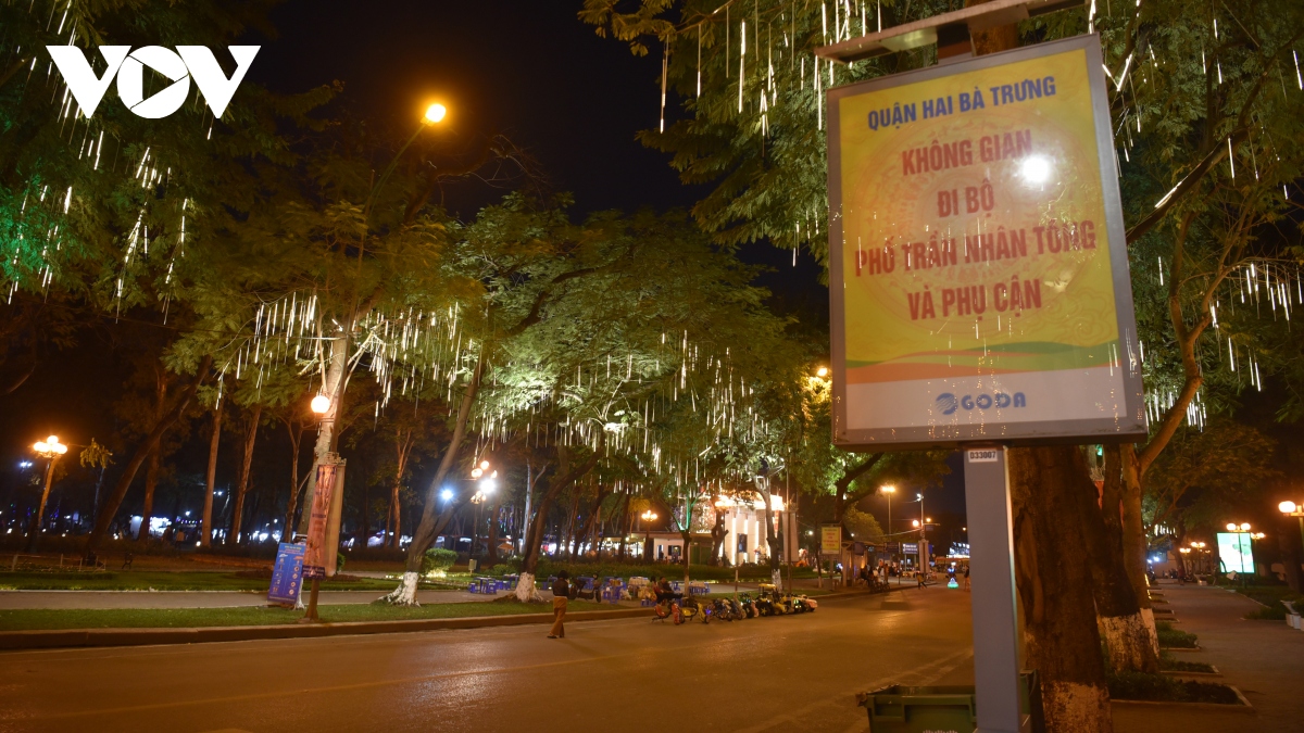 Một số phố đi bộ ở Hà Nội vắng vẻ, hàng quán ế ẩm tối cuối tuần